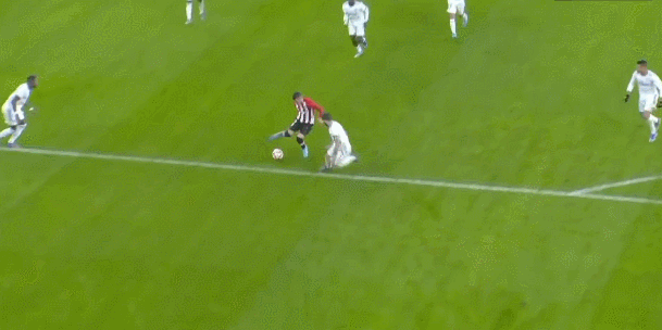 为什么外野手接球后要立刻举手