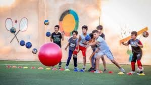 广州小学生观战轮椅篮球赛为运动员加油